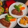 Phụ bếp tại nhà hàng steak